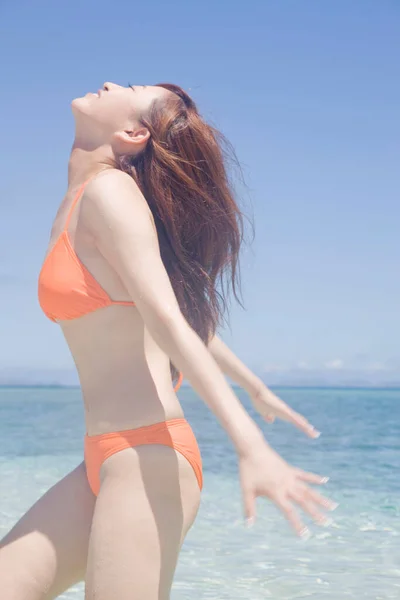 Joven Japonesa Posando Bikini Playa —  Fotos de Stock