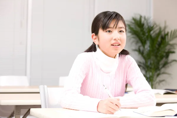 穿着校服在学校学习的可爱的日本女孩的画像 — 图库照片