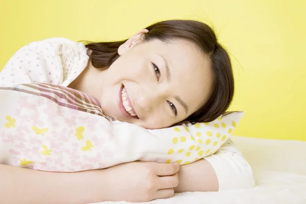 Potret Wanita Jepang Yang Cantik Berbaring Atas Bantal Dan Tersenyum — Stok Foto