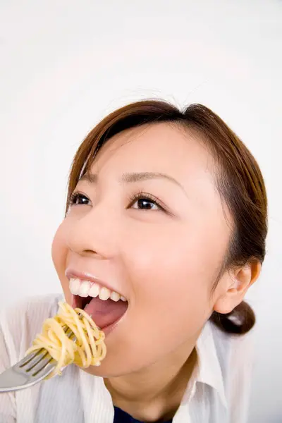 吃意大利面的年轻亚洲女人 — 图库照片