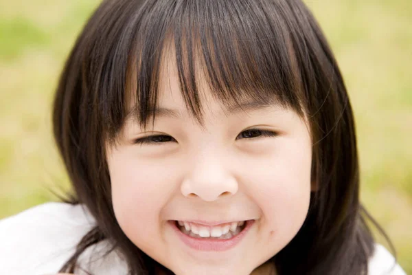 Klein Aziatisch Meisje Glimlachen Zomer Park — Stockfoto