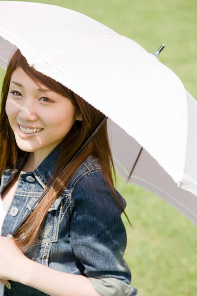 Junge Asiatin Mit Regenschirm Einem Sonnigen Tag Lächelnd Schöne Frau — Stockfoto