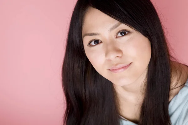 Vacker Ung Asiatisk Kvinna Isolerad Bakgrund — Stockfoto