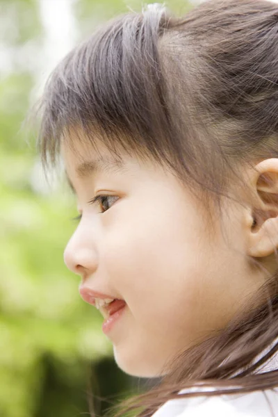 Petite Fille Asiatique Souriant Dans Parc Été — Photo