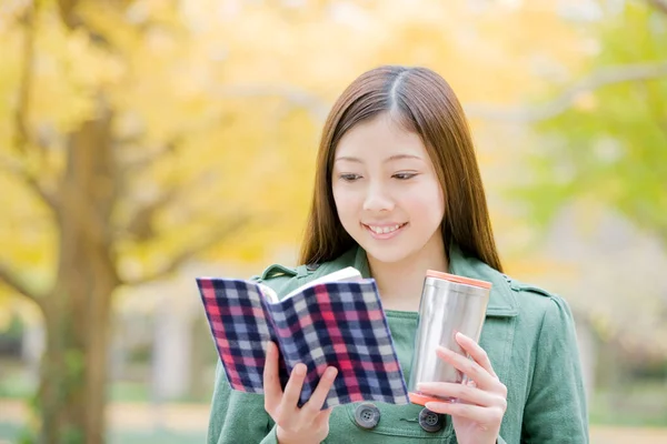 Νεαρή Γιαπωνέζα Γυναίκα Διαβάζει Βιβλίο Κύπελλο Στο Πάρκο — Φωτογραφία Αρχείου