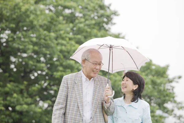 Senior Asiatique Couple Marche Dans Parc Avec Parapluie — Photo