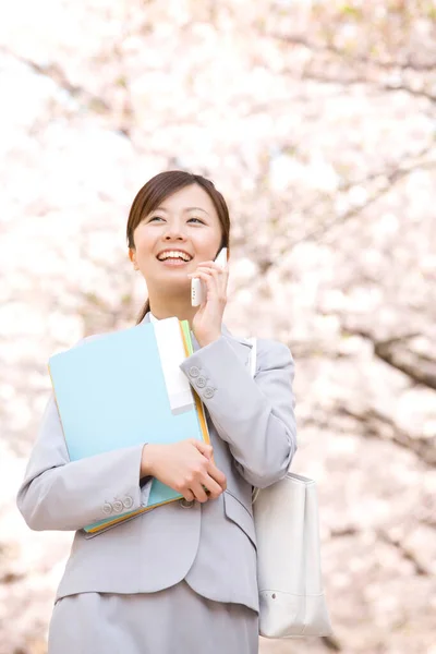 Casualmente Vestita Donna Affari Giapponese Utilizzando Cellulare All Aperto Sfondo — Foto Stock