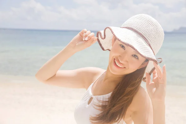 美丽的亚洲女人 戴着白帽 享受夏日的阳光 — 图库照片