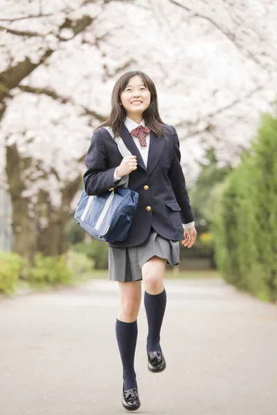 Portret Pięknej Japonki Szkolnym Mundurku Tle Kwitnącej Wiśni — Zdjęcie stockowe