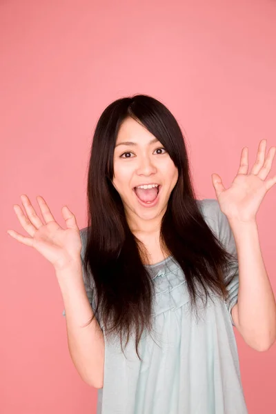 Bela Jovem Asiático Mulher Surpreendido Isolado Fundo — Fotografia de Stock