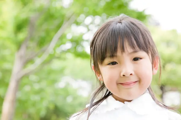 Yaz Parkındaki Küçük Şirin Asyalı Kızın Portresi — Stok fotoğraf