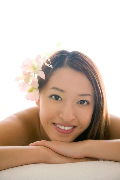 Kaplıcada Güzel Bir Gülümsemesi Olan Genç Asyalı Kadın — Stok fotoğraf