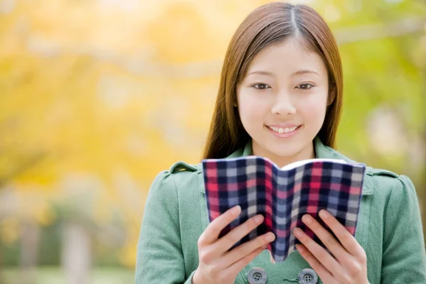 Νεαρή Γιαπωνέζα Διαβάζει Βιβλίο Στο Πάρκο — Φωτογραφία Αρχείου