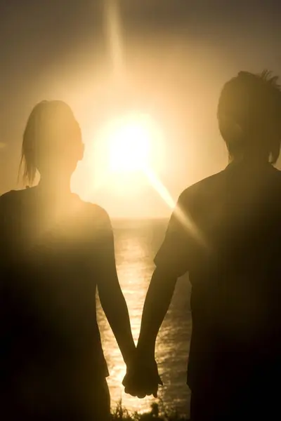 일몰에 해변에 커플의 실루엣 — 스톡 사진