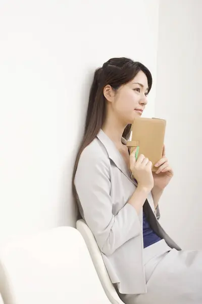 オフィスに座っているノートパッドを持つ若いアジアのビジネスマン — ストック写真
