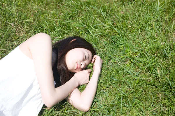 Młoda Piękna Azjatycka Kobieta Śpi Zielonej Łące — Zdjęcie stockowe