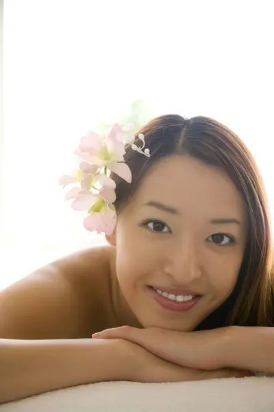 美丽的年轻女子在温泉放松的肖像 — 图库照片