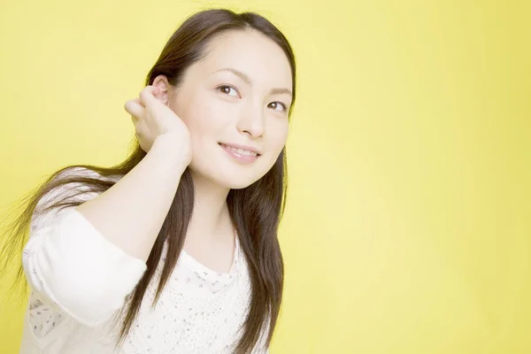Молода Азіатська Жінка Позує Ізольовано Жовтому — стокове фото