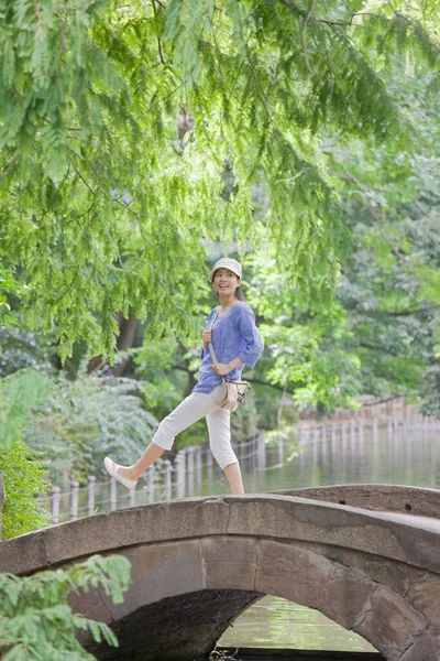 Veselá Japonská Žena Kráčí Zeleném Letním Parku Dne — Stock fotografie