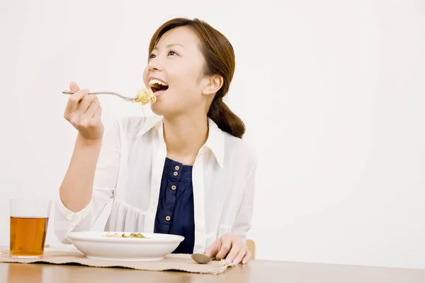 Joven Asiático Mujer Comer Fideos Con Tenedor —  Fotos de Stock