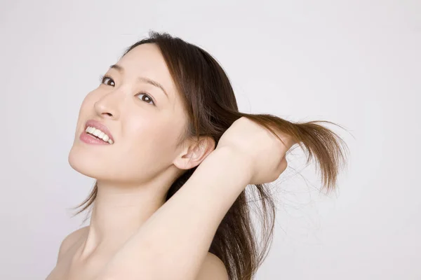 Uzun Saçlı Asyalı Genç Kadın — Stok fotoğraf
