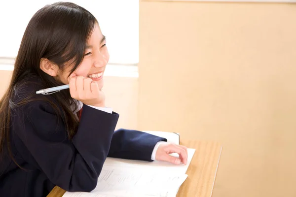 日本女学生坐在课桌前 穿着校服的美女画像 — 图库照片