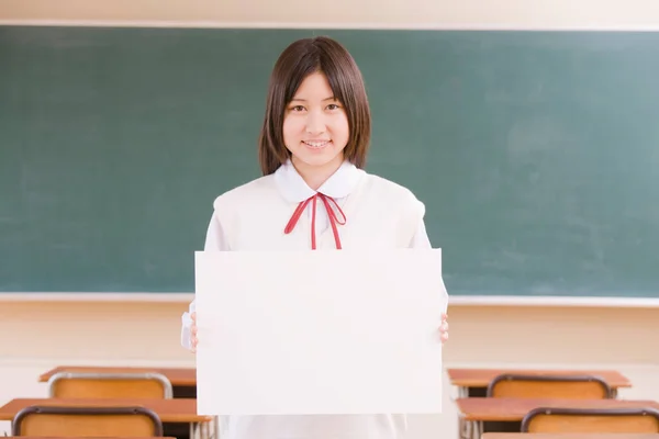 Porträt Der Schönen Japanischen Schulmädchen Mit Weißem Blankboard — Stockfoto