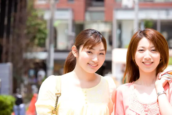 Sorridenti Amici Asiatici Che Camminano Insieme Città — Foto Stock