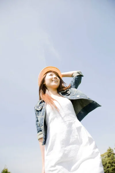屋外のストロー帽子をかぶったアジアの女性の笑顔 青空にポーズする幸せな女性 — ストック写真