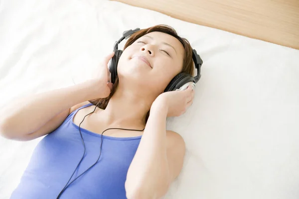 Kulaklıkla Müzik Dinleyen Genç Kız Gözleri Kapalı — Stok fotoğraf
