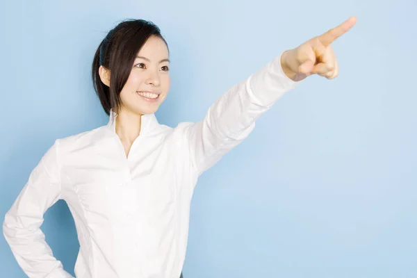 Genç Asyalı Kadını Parmağıyla Işaret Ediyor — Stok fotoğraf