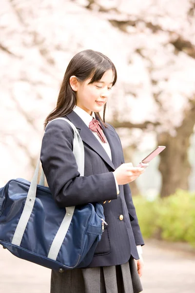 Портрет Красивой Японской Девушки Школьной Форме Фоне Цветущей Вишни — стоковое фото