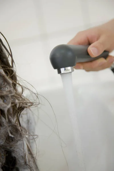 Een Vrouw Die Haarbehandeling Krijgt Een Salon Vrouwelijke Klant Met — Stockfoto