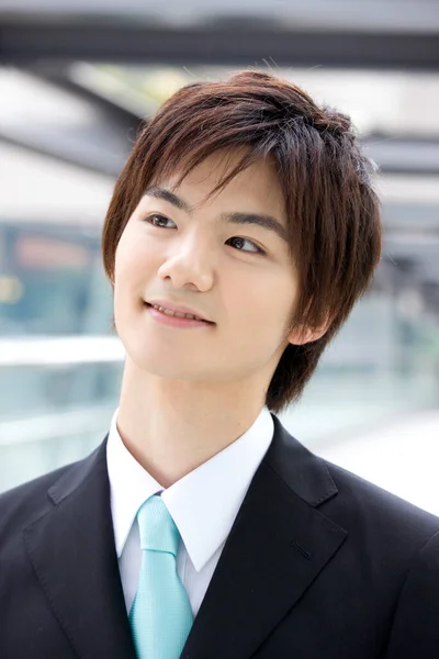 Junger Asiatischer Geschäftsmann Lächelt Büro — Stockfoto