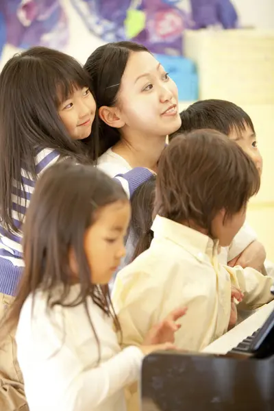 Bonito Ásia Pouco Crianças Jogar Com Professor Jardim Infância — Fotografia de Stock