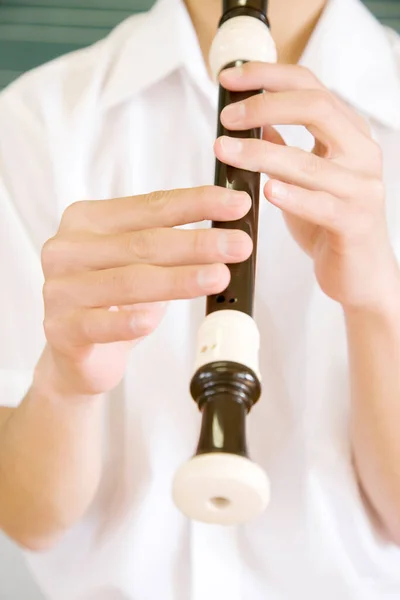 Primer Plano Del Hombre Tocando Flauta —  Fotos de Stock