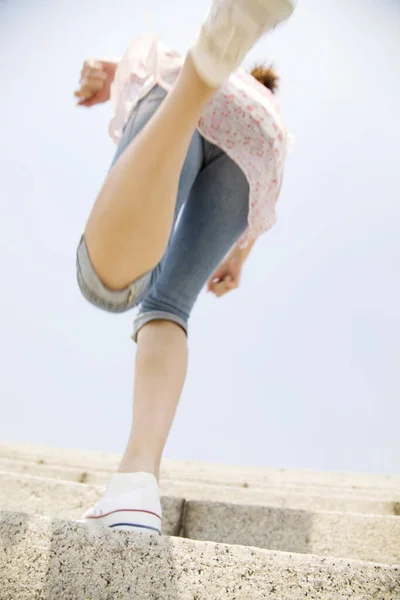Młoda Kobieta Nogi Skaczące Schodach — Zdjęcie stockowe