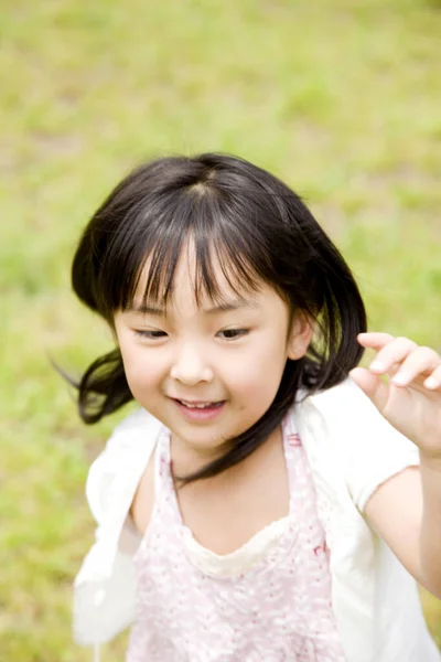 夏の公園で遊んでいる小さなアジアの女の子 — ストック写真