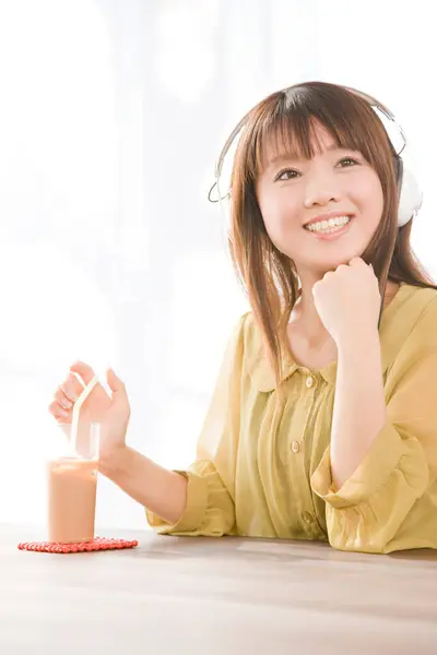 Jong Aziatisch Vrouw Luisteren Naar Muziek Met Hoofdtelefoon — Stockfoto