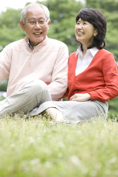 Heureux Senior Asiatique Couple Relaxant Plein Air — Photo