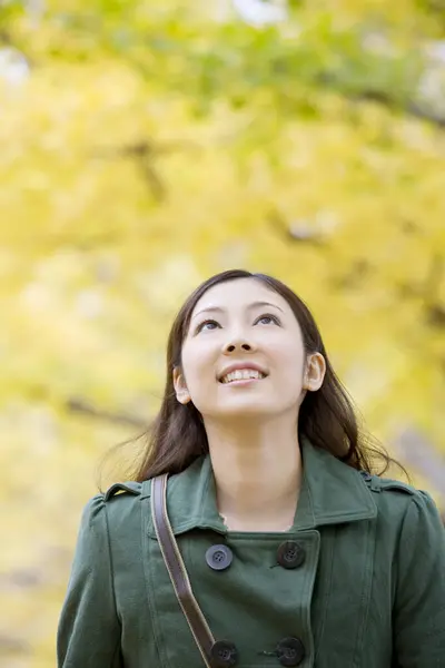Młoda Japońska Kobieta Jesienią — Zdjęcie stockowe