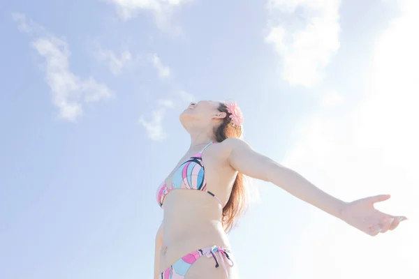 Bella Donna Giapponese Costume Bagno Che Riposa Sulla Spiaggia Durante — Foto Stock