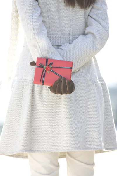 赤いギフト用の箱を持っている女性の写真は 彼女の背中を見ました 冬季休業について — ストック写真