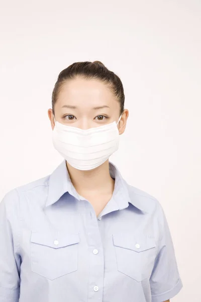Aziatisch Jong Vrouw Met Medisch Masker Zoek Naar Camera — Stockfoto