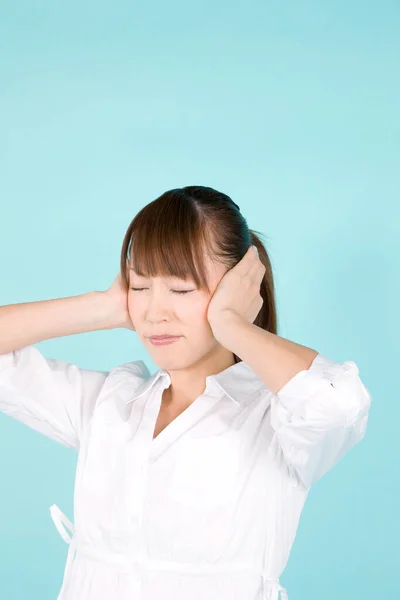 スタジオショット 頭痛に苦しむ若いアジアの女性 — ストック写真