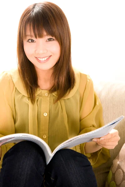 Vacker Glad Ung Asiatisk Kvinna Läser Hemma — Stockfoto