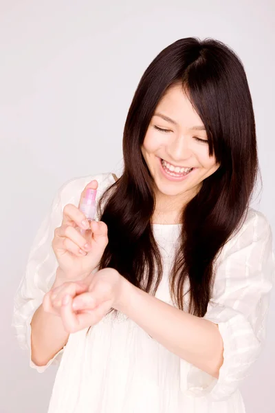 Mooie Jonge Aziatische Vrouw Met Spray Fles Geïsoleerde Achtergrond — Stockfoto