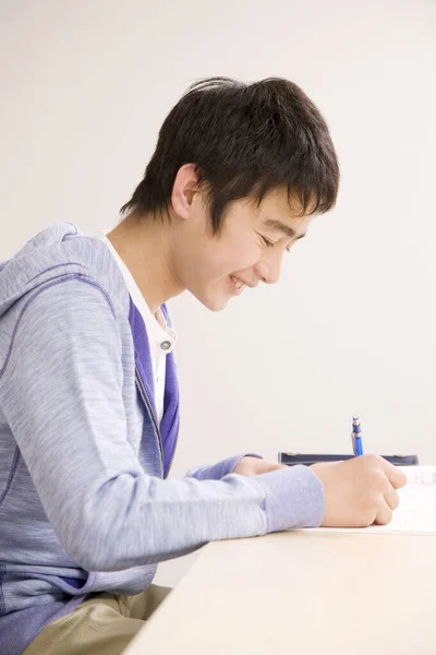Porträtt Ung Japansk Pojke Skoluniform Som Studerar Skolan — Stockfoto