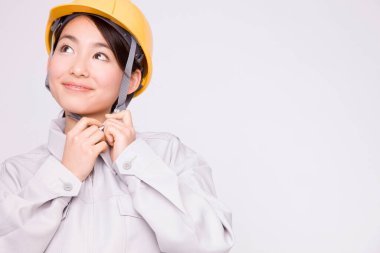 İş güvenliği için miğferi olan Asyalı mühendis kadın..