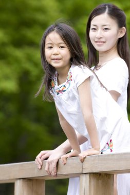 İki genç Asyalı kızlar